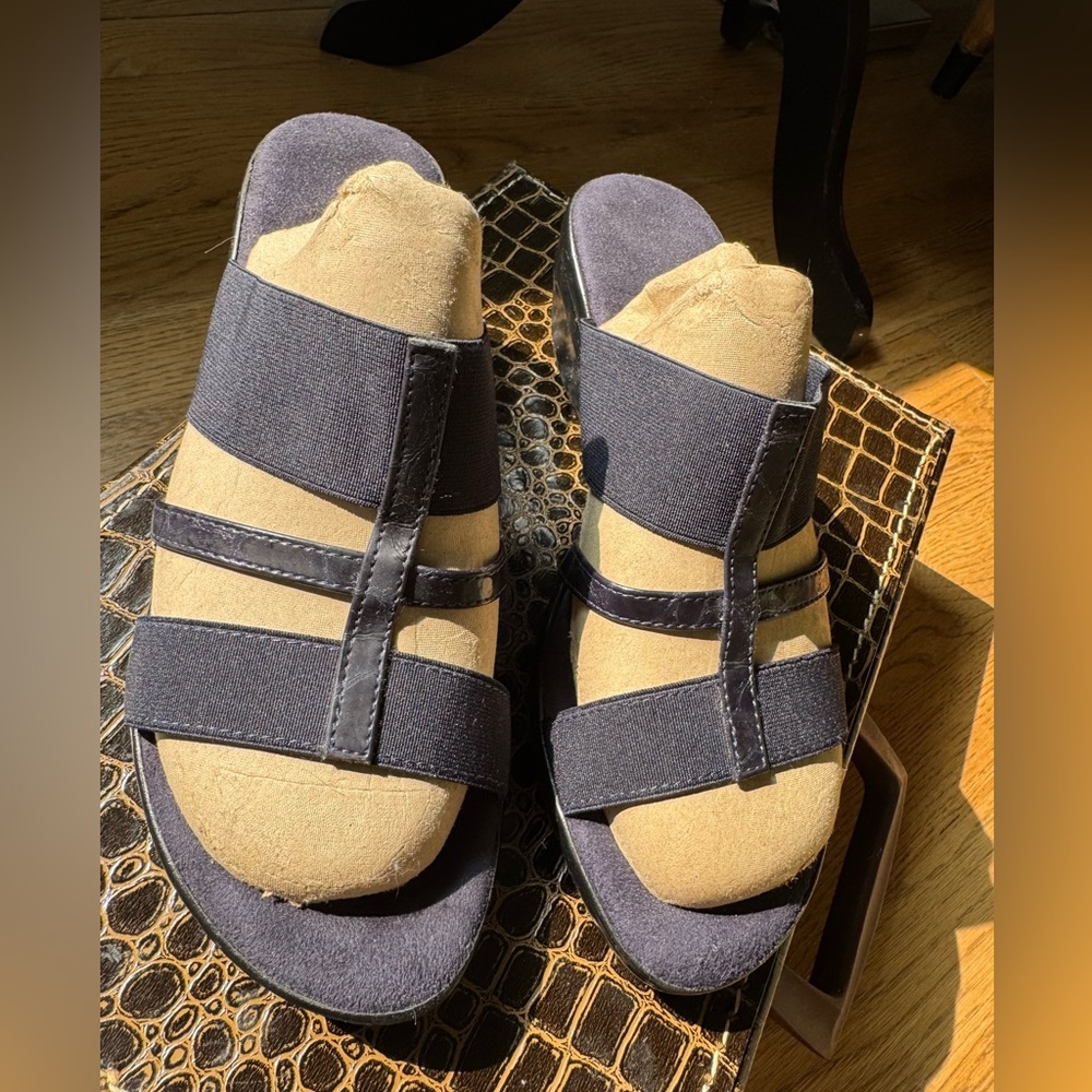 Italian Shoemakers black strappy sandals EUC